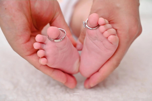 海拉尔怀孕肚子一边高一边低